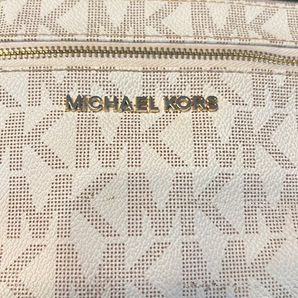 Michael Kors Wristlet Great Condition
